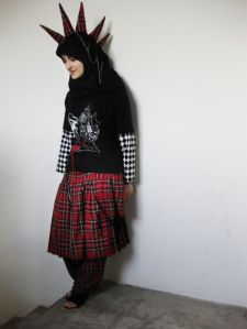 Tesnim Sayar is a Muslim punk. She wears both the headscarf and a mohawk and dreams of living of her own design. And like other supporters of the Muslim punk movement Taqwacore, she sees no contradiction between punk and Islam